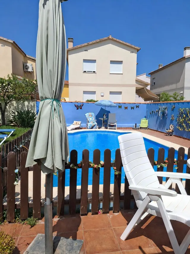 Amplia Propiedad con Jardín y Piscina a Pasos de la Playa Vi - foto 2