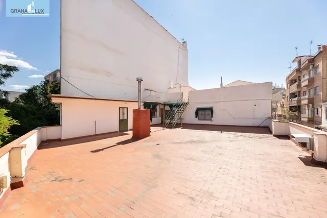 Local + vivienda en Avda. Cadiz — 29