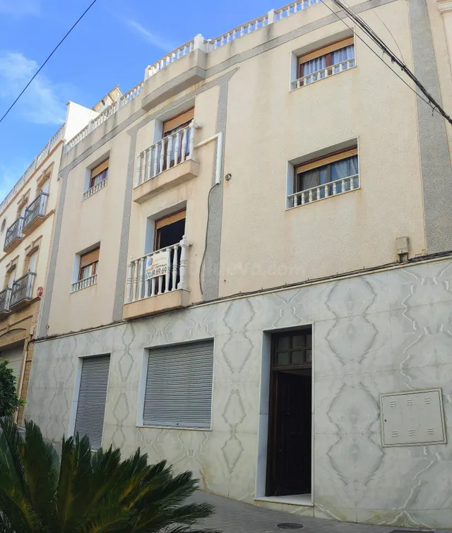 CASA DE TRES habitaciones , GARAJE Y LOCAL COMERCIAL EN MACA