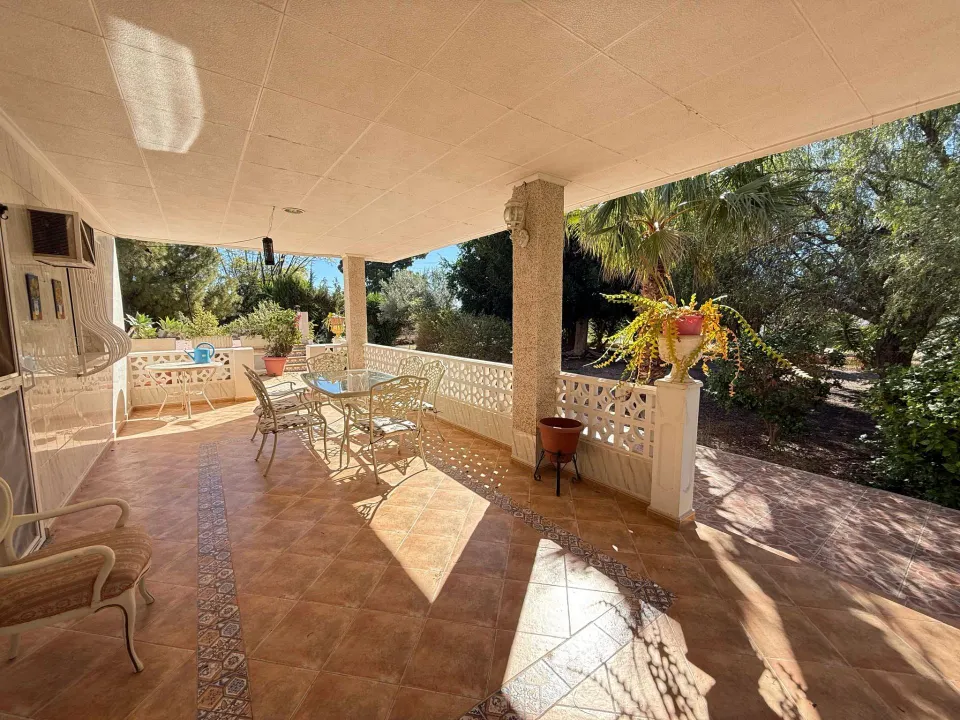 Encantador Chalet en Crevillente con Amplio Terreno y Piscina Propia