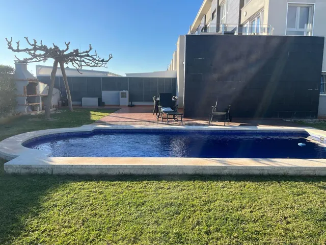 Chalet adosado en esquina con piscina y jardín privado frent - foto 4