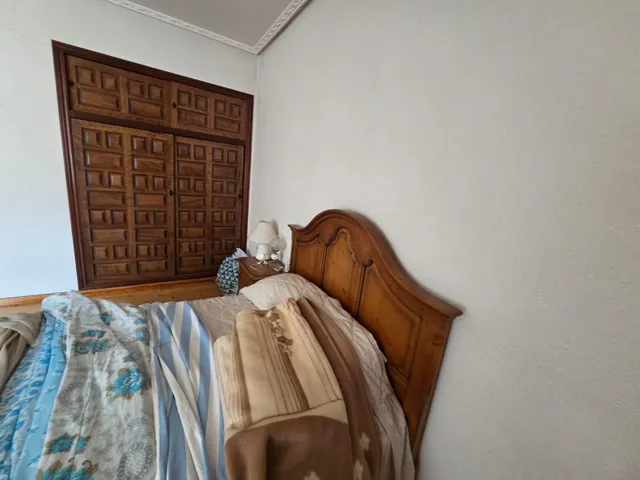 SE VENDE CASA EN VALENCIA DE DON JUAN, 2 PLANTAS, 5 HAB., 2 COCINA, BAÑO, ASEO, PATIO, COCHERA. — 8