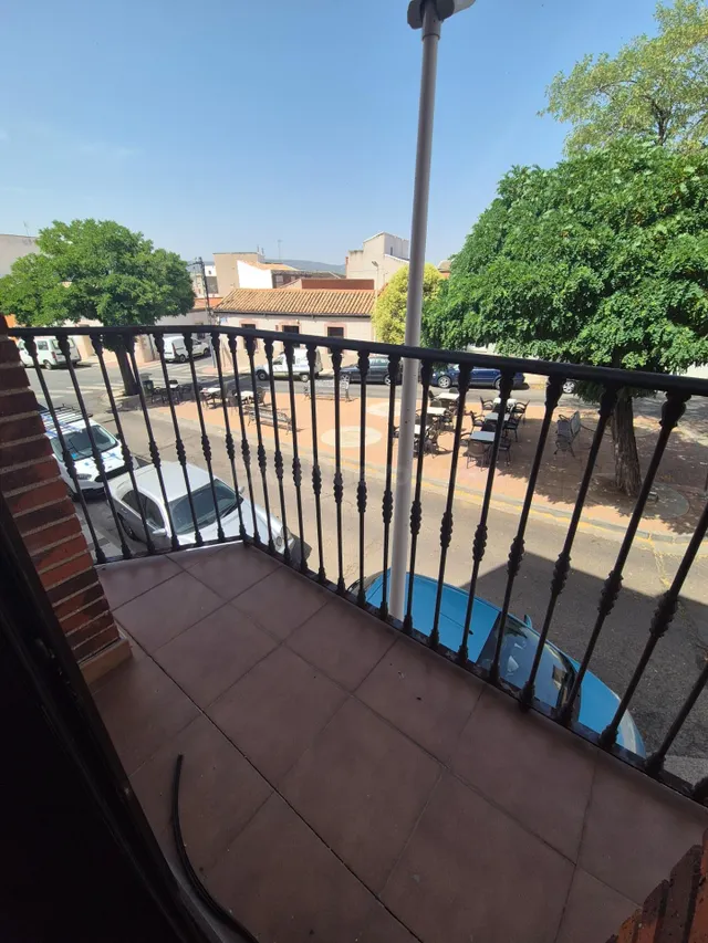 Edificio con 2 pisos y garaje - foto 2
