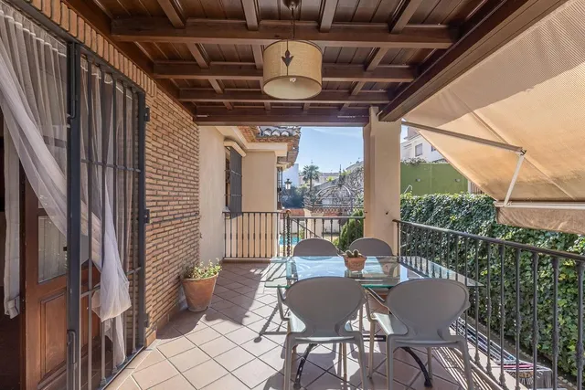 INCREÍBLE CHALET INDEPENDIENTE EN ZONA PRIVILEGIADA — 10