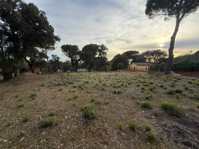 Terreno de 667 m2 en venta – Urbanización Sant Roc, Massanes