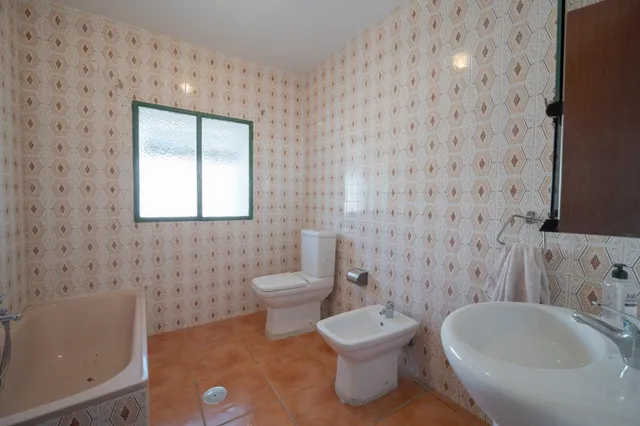 GRAN PARCELA CON VIVIENDA UNIFAMILIAR, 3 APARTAMENTOS, PISCINA Y VISTAS PANORÁMICAS EN PADUL (GRANADA) — 1.430 m2 DE TERRENO — 26