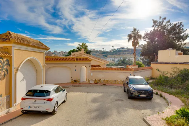 MAGNIFICO CHALET INDEPENDIENTE CON PISCINA PRIVADA Y VISTAS AL CAMPO DE GOLF EN CIUDAD QUESADA — 28