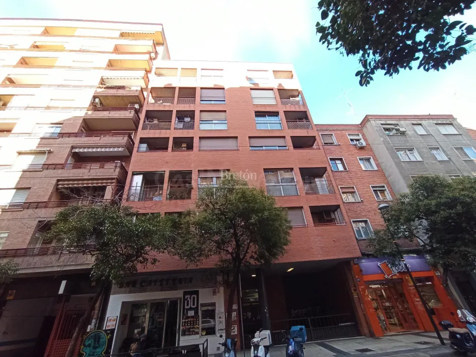 Interesante piso, incluye plaza de garaje, Sector Universidad.