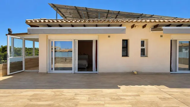Casa reformada de 5 dormitorios con piscina privada, gran terraza y placas solares en Los Balcones — 21