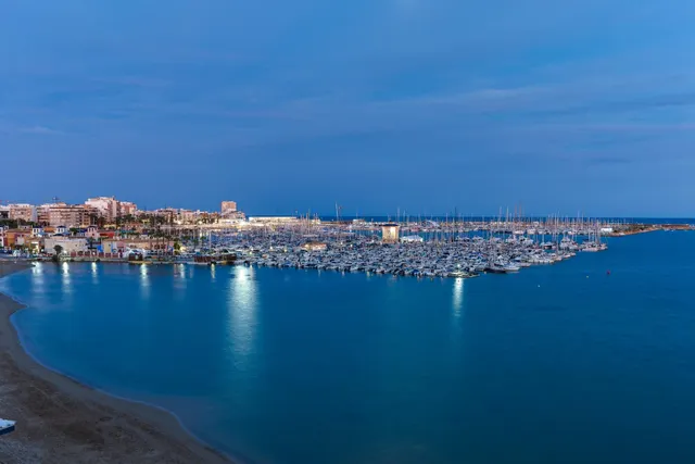 Exclusivo apartamento en primera línea con vistas panorámicas al mar — 16