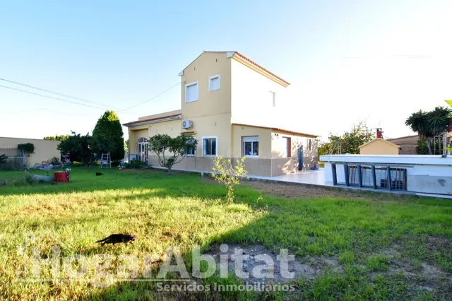 ¡MAGNÍFICO CHALET! AMPLIO CON PISCINA, TERRAZA Y GARAJE - foto 2
