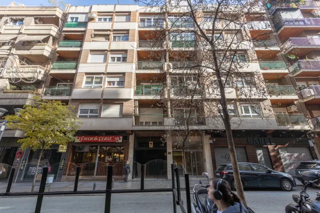 Piso en venta en pleno centro de Granada – Planta alta, garaje y gran potencial de reforma — 49