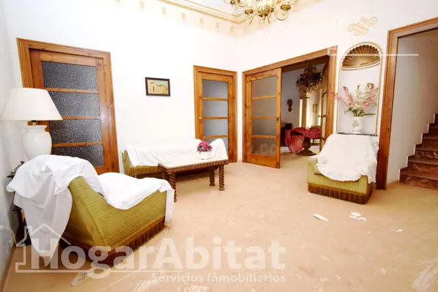 ¡OPORTUNIDAD DE INVERSIÓN! AMPLIA CASA CON GRAN TERRAZA Y BA - foto 4