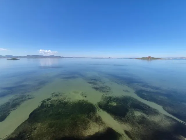 Apartamento situado en la urbanización Torre Luquillo, en el kilómetro 5,5 de La Manga del Mar Menor, que destaca por sus impresionantes vistas tanto al Mar Menor como al mar Mediterráneo. — 21