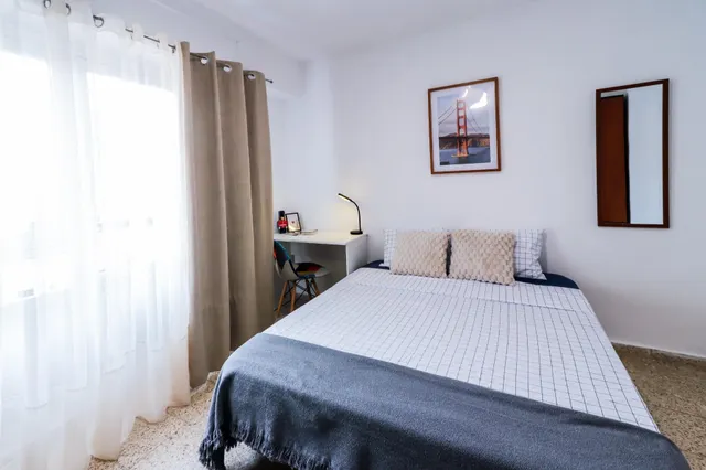**Piso totalmente reformado de cuatro habitaciones y un baño** — 13
