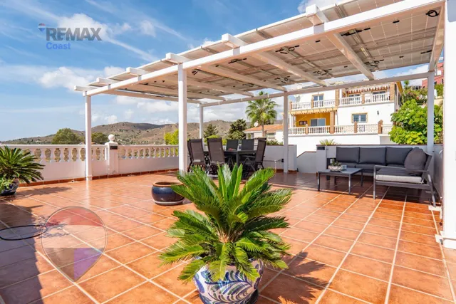 VILLA INDEPENDIENTE CON PISCINA, GRANDES TERRAZAS Y VISTAS AL MAR EN BENAJARAFE — 24