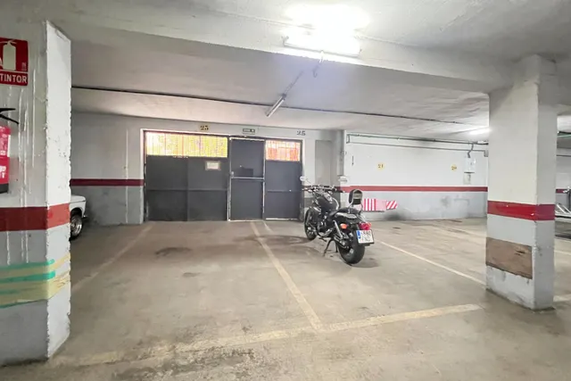 Garaje en Venta: Tu Inversión en Comodidad y Seguridad — 10