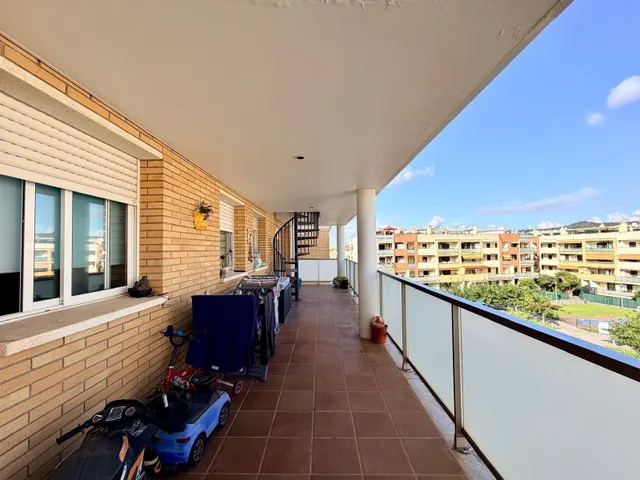 Atico con 4 habitaciones gran terraza solarium parking piscina — 11