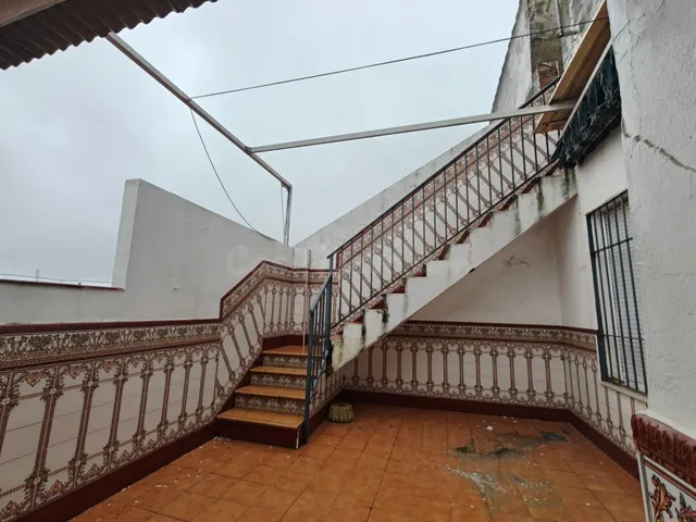 Espectacular piso ático dúplex + local comercial en Monturqu - foto 2