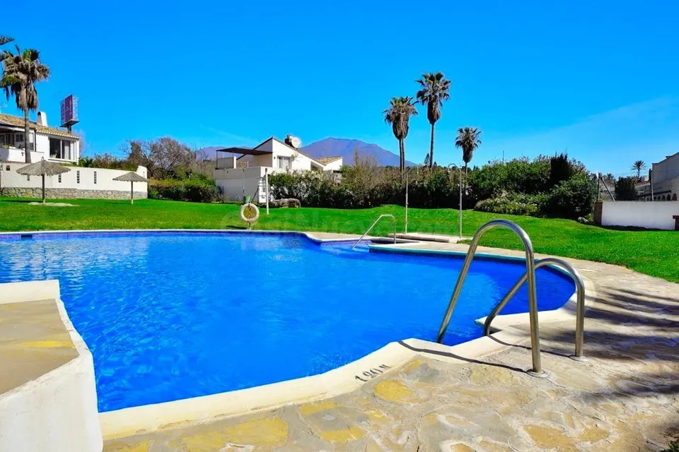 Apartamento con patio privado y piscina en urbanización cerrada – A pasos del mar