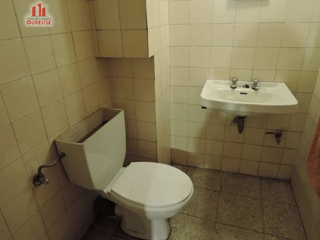 SE VENDE O ALQUILA LOCAL COMERCIAL EN O COUTO. — 13