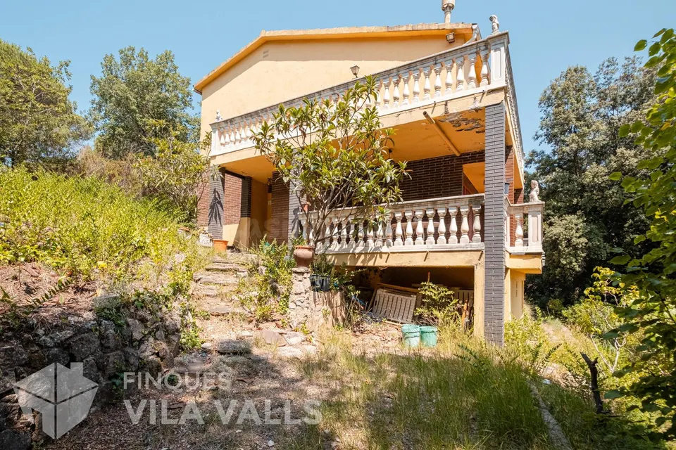 Casa con gran jardín en la naturaleza