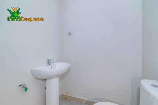 Local comercial junto a la Avenida de américa. Para empezar mañana mismo. — 16