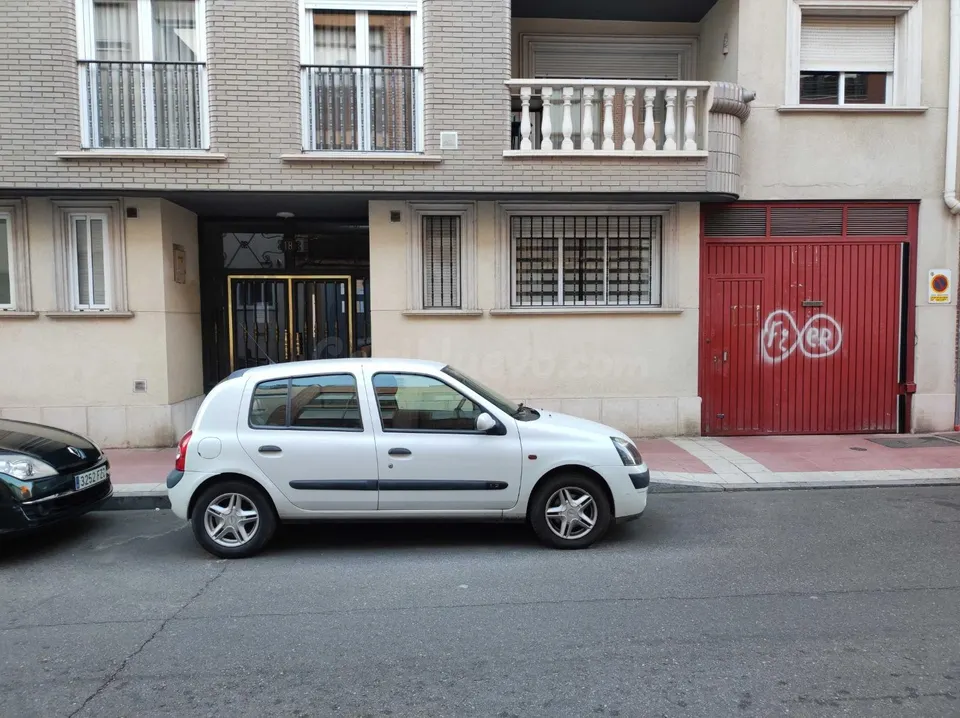 Plaza de garaje coche mediano en zona Delicias