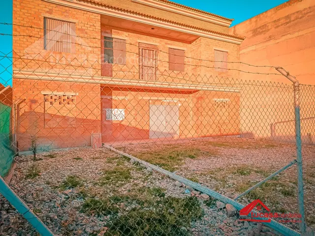 Casa de tres plantas en construcción en Alcolea (No Hipoteca