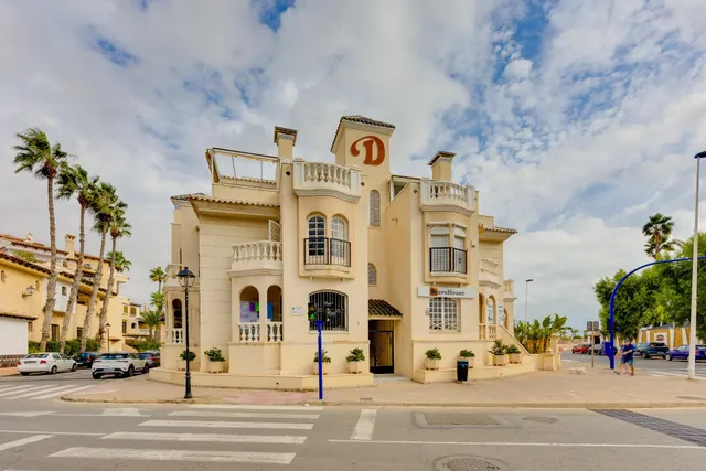 Apartamento de tres dormitorios y dos baños en residencial Duquesa Beach, primera línea de la playa de los locos — 32