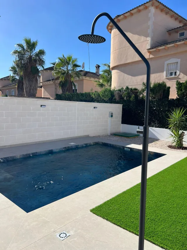 CHALET CON SOLÁRIUM, PISCINA Y SÓTANO — 6