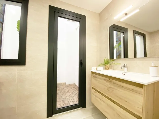 Chalet adosado en venta en Calle de Regàs — 11