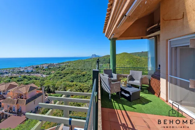 Ático dúplex en La Alcaidesa con vistas al mar y a la montañ