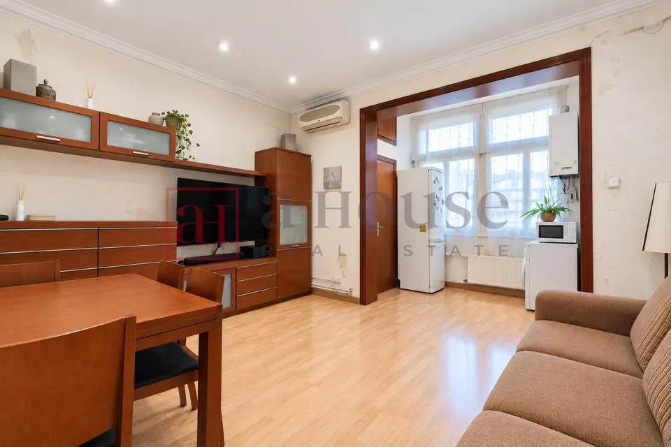 Piso listo para entrar a vivir con balcón y doble orientación en el poblenou