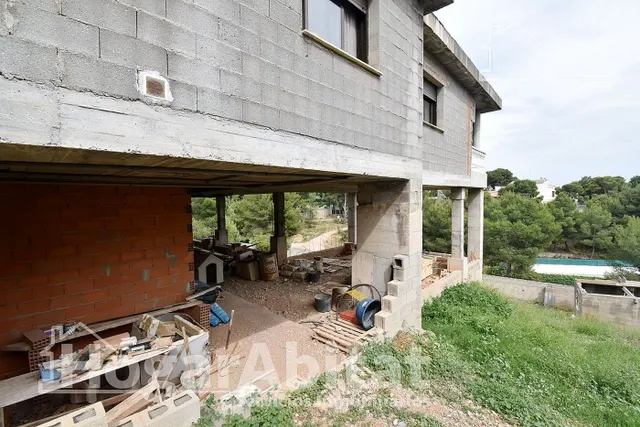 CHALET SEMINUEVO CON GARAJE, PISCINA Y AMPLIA PARCELA — 46