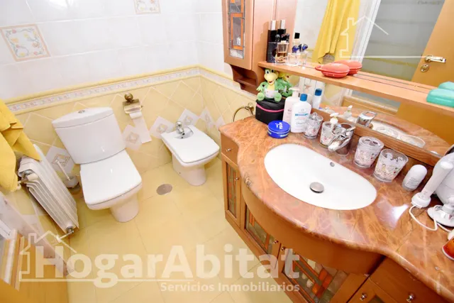 ESPACIOSO PISO CON DOS PLAZAS DE GARAJE Y DOS TRASTEROS EN EL CENTRO — 35