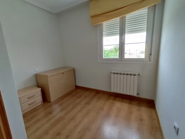 Piso seminuevo con cuatro amplios dormitorios, dos baños completos, garaje, trastero y piscina comun — 22