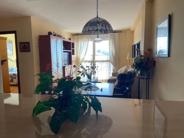 SE VENDE DÚPLEX AMUEBLADO. COCINA, SALÓN, 3 HAB., 2 BAÑOS, TRASTERO Y PLAZA DE GARAJE. — 2