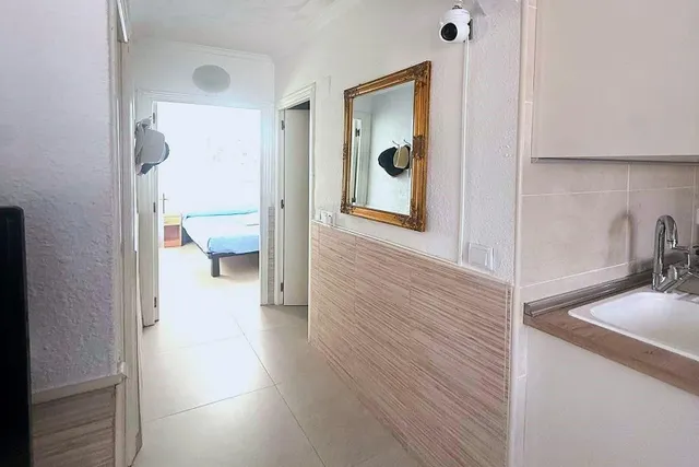 Bungalow reformado con 2 dormitorios, 1 baño y una amplia terraza frontal. Zona tranquila cerca de colegios y con buenas conexiones de transporte público. — 8