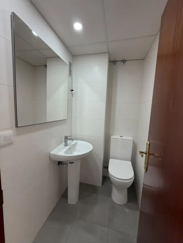 ALQUILER DE EXCELENTE Y AMPLIA VIVIENDA QUE HACE ESQUINA EN ZONA CENTRO DE ALICANTE — 17