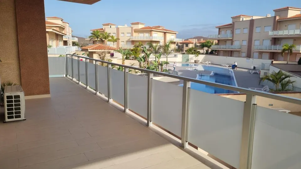 Golf del Sur: vivienda de 3 habitaciones y 2 baños con excelente terraza.