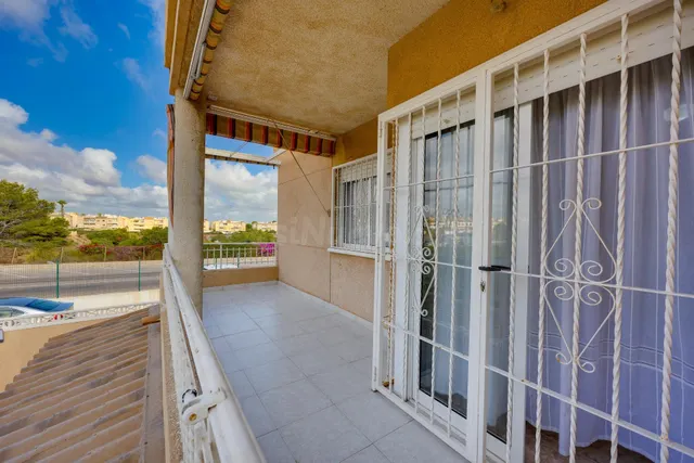 Bungalow planta alta de 3 dormitorios con piscina y plaza de garaje comunitaria. — 7