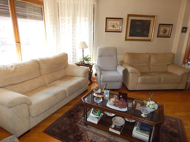 ETXEA Vende piso en el centro de Pamplona, 4 dormitorios, salón cocina, baño y aseo — 6