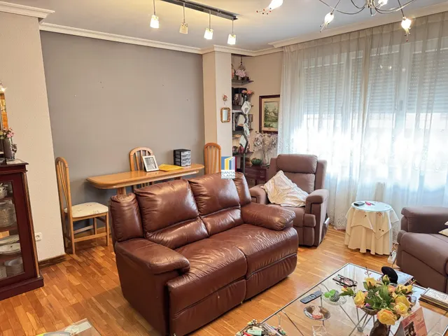PISO EN VENTA CON 3 DORMITORIOS, 2 BAÑOS Y TRASTERO EN ZONA  - foto 2