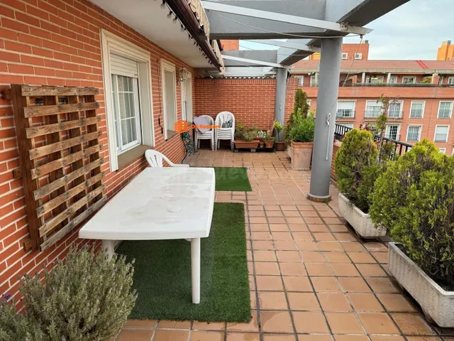 ESPECTACULAR ÁTICO CON GRAN TERRAZA, PISCINA, GARAJE Y TRAST - foto 3