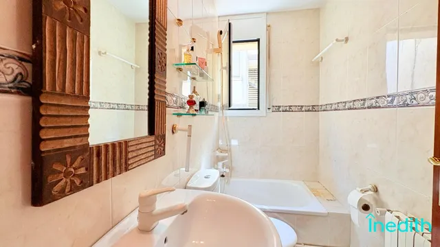 A 50 metros de la playa, Piso impecable con terraza, vistas , parking, trastero y piscina — 27
