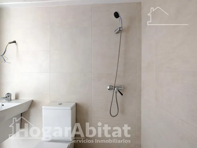 Estrena estilo de vida en este moderno adosado con gran porche, terraza, patio y piscina comunitaria — 31