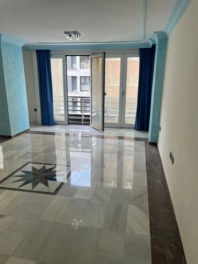 Amplio Piso en el Corazón de Almería - Oportunidad Única - foto 2