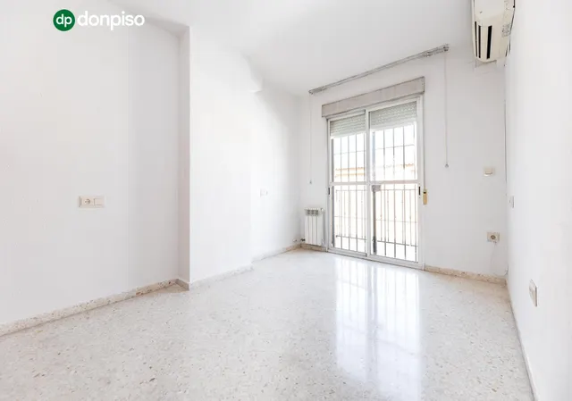Vive en el corazón de Armilla: 4 dormitorios, patio, terraza y garaje — 12