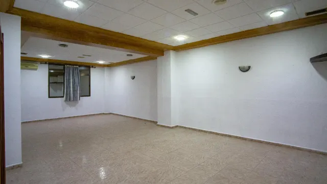 Local Comercial en Avd. de Madrid. — 4